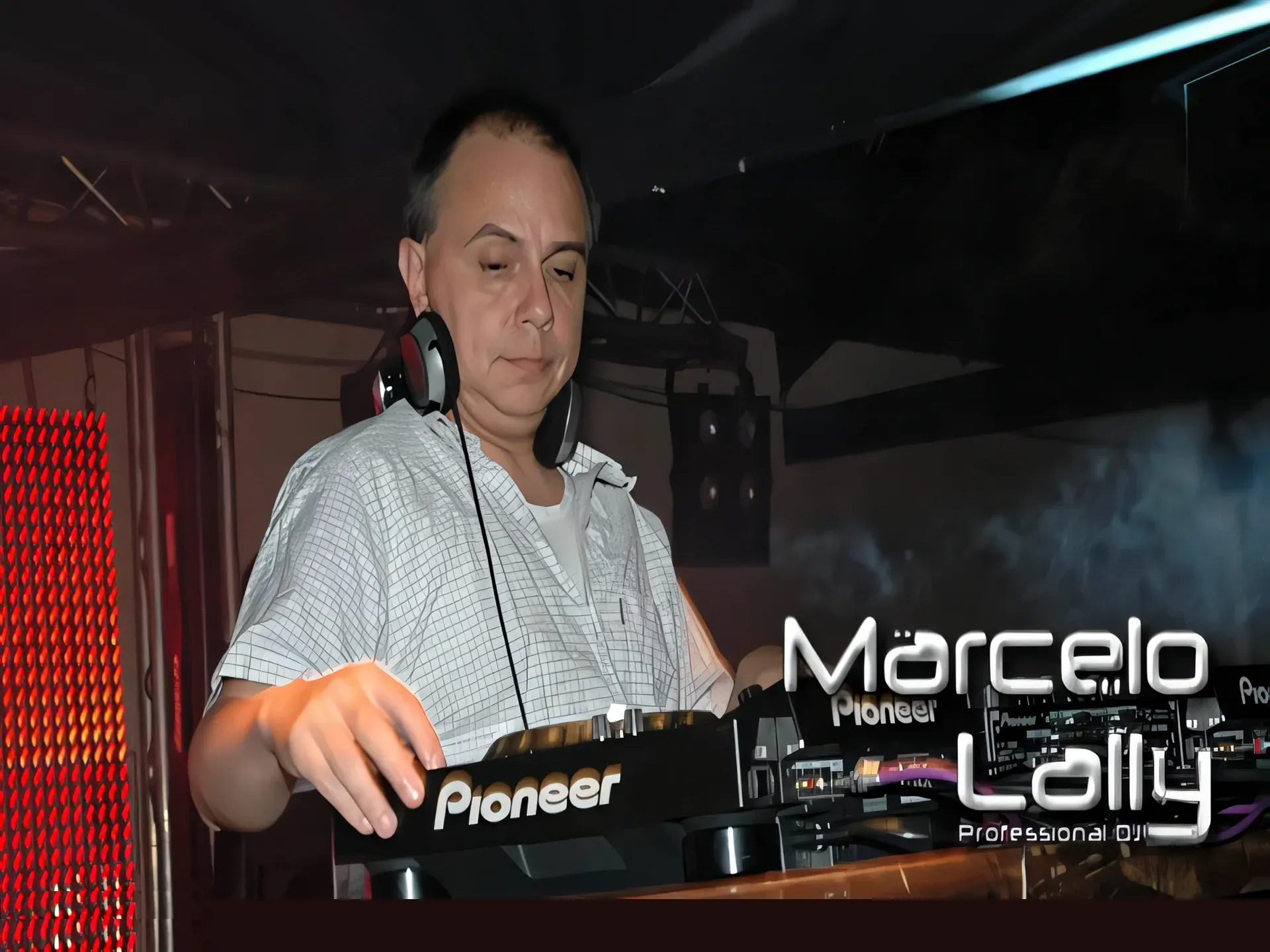 Marcelo Lally pasando musica en una discoteca